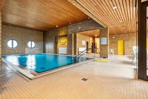 a large swimming pool in a large room at Nordseeblick in Bremerhaven