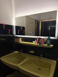 a bathroom with a sink and a large mirror at Lautertal Panorama-Suite - Kingsize-Bett & Badewanne & Dusche - Raucherbereich vor überdachten Terrasse - Rosengarten - Parkplätze 15m entfernt- Naturschutzgebiet vor Haustüre - sehr ruhige Gegend - Self-Checkin - 45qm2 in Blaustein +13 photos