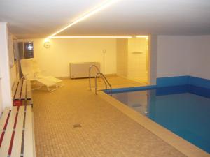 バート・ラウターベルクにあるModerne Ferienwohnung mit Schwimmbad und Saunaのスイミングプール付き病院室
