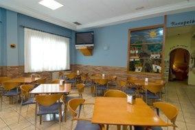 ein Klassenzimmer mit Tischen und Stühlen in einem Raum in der Unterkunft Hotel Rioja in Benisanó