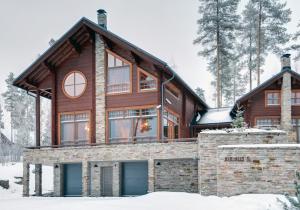 a home in the winter with snow at KULAUS in Tahkovuori