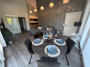 a dining table and chairs in a living room at Stilapartment Loft #Whirlpool saisonal in Wernigerode
