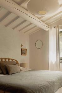 a bedroom with a bed with a white ceiling at Casa Ostara in Condorcet