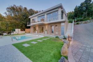 a house with a swimming pool in a yard at Luxury Liam Villa with Pool and Sea View - Goelba in Portoferraio