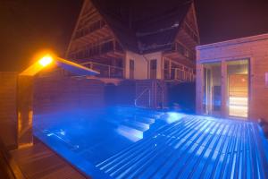 Bazén v ubytovaní Apartamenty Pod Giewontem Lux&Spa Zakopane alebo v jeho blízkosti