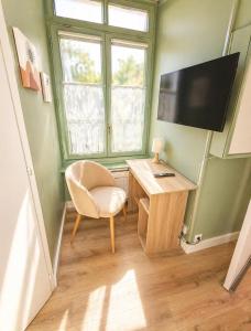 a small room with a desk and a television at Le Petit Jean Alexandre – Studio centre-ville in Poitiers