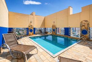 a swimming pool on top of a building at Luix Londrina Flat 505, 43 m2, QS, ar quente e frio, c garagem in Londrina