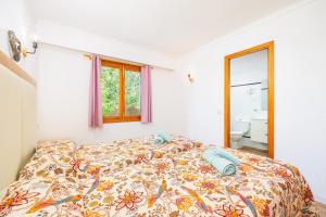 a bedroom with a bed and a window at Apartamento Felipe 2-1 in Cacla D'or +18 photos