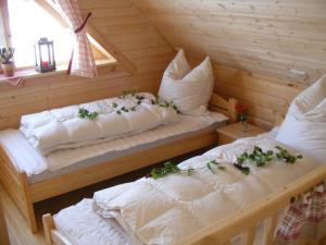A bed or beds in a room at Bayerwaldblockhaus