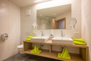 A bathroom at Aparthotel AlpTirol