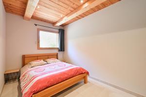 a bedroom with a bed and a window at Appartement Lisa - Dans chalet in Les Villards-sur-Thônes