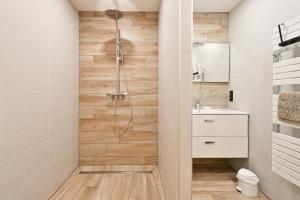 a bathroom with a shower and a sink at Appartement Alice - Dans chalet in Les Villards-sur-Thônes +14 photos