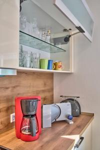 a red blender sitting on a counter in a kitchen at Ferienwohnung im Goldtal in Bad Abbach
