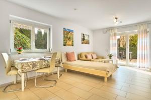 a living room with a table and a couch at Ferienwohnung im Goldtal in Bad Abbach