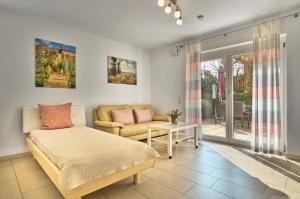 a bedroom with a bed and a couch at Ferienwohnung im Goldtal in Bad Abbach