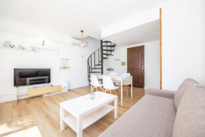 a living room with a couch and a table at Apartamento Felipe 2-3 in Cacla D'or