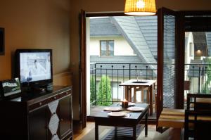 salon z widokiem na balkon w obiekcie Zakopane - Apartament z widokiem w Zakopanem