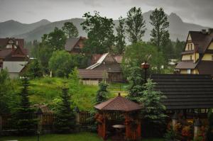 wioska z domami i altaną w trawie w obiekcie Zakopane - Apartament z widokiem w Zakopanem