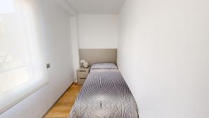 a bed in the corner of a room at Apto Panoramic in L'Ampolla