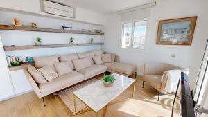 a living room with a couch and a table at Apto Panoramic in L'Ampolla