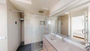 a bathroom with a sink and a mirror at Apto Panoramic in L'Ampolla +8 photos
