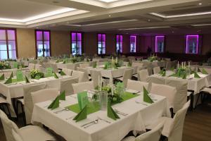 A restaurant or other place to eat at Hotel Wirt im Feld