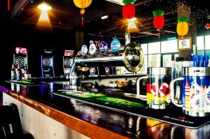 a bar with two mugs of beer on a counter at HP Temasek Hotel in Malacca