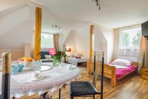 a living room with a table and a bed at Zameczek in Mikołajki