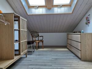 a skylight in a room with a chair and a desk at Chalet spacieux proche mer in Longeville-sur-Mer