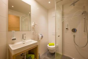 A bathroom at Aparthotel AlpTirol