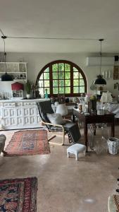 a living room with a table and chairs and a kitchen at Campagna tutta da vivere in Arquata Scrivia