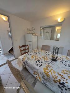 a kitchen with a table and chairs in a room at PR2 - 2 Bedrooms and a Fully Equipped Kitchen in Le Blanc-Mesnil