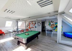 a billiard room with a pool table and some tables at Schullandheim Bautzen Burk nahe der Talsperre - Dachkammer deluxe in Bautzen