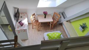 a kitchen and dining room with a table and chairs at Schullandheim Bautzen Burk nahe der Talsperre - Dachkammer deluxe in Bautzen
