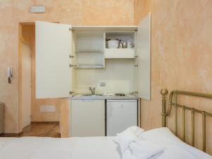 フィレンツェにあるPitti Studioの小さなキッチン(シンク付)、ベッド1台が備わります。