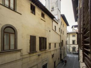 フィレンツェにあるPitti Studioの二人の人が通りを歩いている