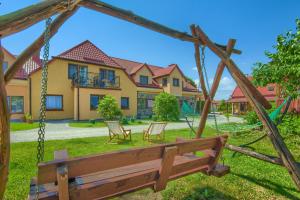 a swing in the yard of a house at Zameczek in Mikołajki