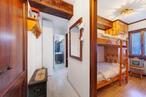 a room with two bunk beds and a hallway at Casetta del Caregon a Vinigo in Vodo Cadore
