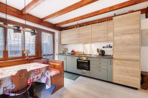a kitchen with a table and a stove top oven at Casetta del Caregon a Vinigo in Vodo Cadore