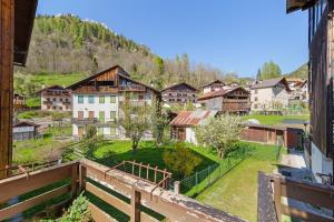 a view of a village with houses and trees at Casetta del Caregon a Vinigo in Vodo Cadore