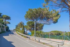 a street sign on the side of a road at Fuga d'Amore - HelloElba in Portoferraio