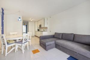 a living room with a couch and a table at Resguardo en la playa in Calafell