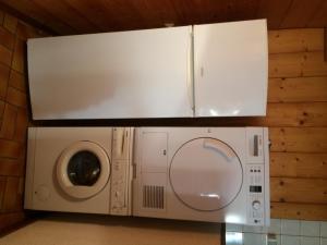 サモエンヌにあるGîte des Moulinsの白い電子レンジ、洗濯機が備わります。