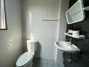 ein weißes Badezimmer mit Toilette und Waschbecken in der Unterkunft Comfy hotels คอมฟี่โฮเทล in Suvarnabhumi Airport
