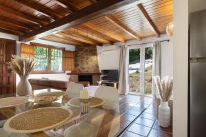 a kitchen and living room with a table and chairs at La Granja de Antonio in Alhaurín el Grande