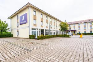 a building with a sign on the side of it at Premier Inn München Airport Ost in Oberding