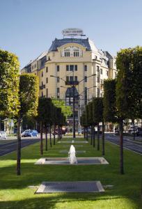 un edificio con una fuente en medio de un parque en Budapest Panorama Central, en Budapest