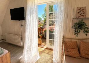 ein Wohnzimmer mit einer Glasschiebetür in der Unterkunft SleepOrup in Faxe