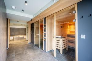 a bathroom with wooden walls and a walk in closet at Privat-Hotel Villa Aurora in Bad Neuenahr-Ahrweiler