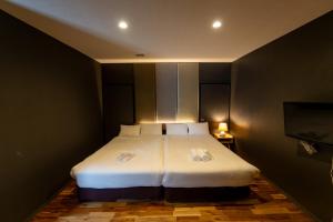 a bedroom with a large white bed in a room at Hakuba Hatago Maruhachi in Hakuba
